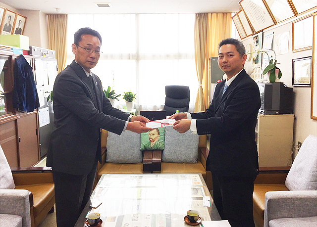 「次世代育成型私募債~明日へのパスポート~」発行記念・寄贈品贈呈